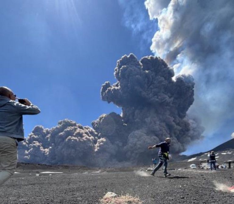 Shpërthimi i Etna-s Panikos Turistët në Siçili, Re Hiri Mbulon Qiellin
