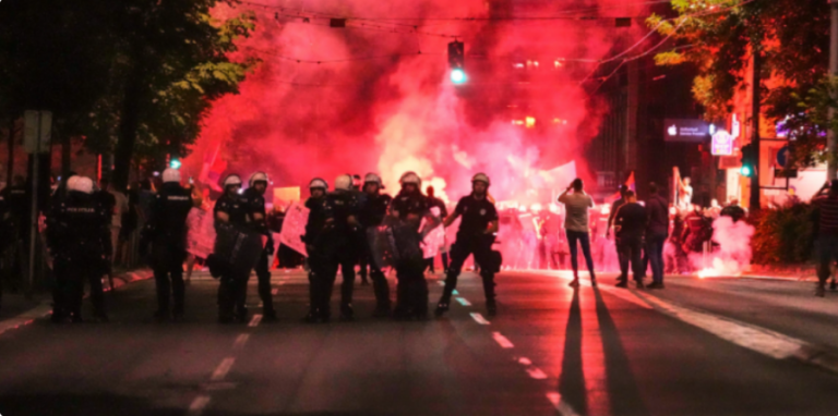 Beogradi Në Flakë: Protesta Masive Kundër Vuçiç Përfundon Me Dhunë, Të Plagosur Dhe Arrestime