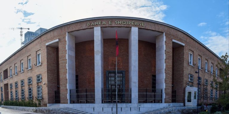 Kursimet Në Shqipëri Zbulojnë Një Realitet Brutal: I Pasuri Ka 59 Mijë Euro, I Zakonshmi Vetëm 3 Mijë