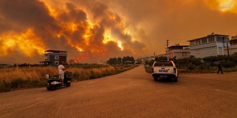 Zjarre Apokaliptike Në Turqi! Mbi 50,000 Banorë Evakuohen Mes Flakëve Në Izmir, Manisa Dhe Hatay