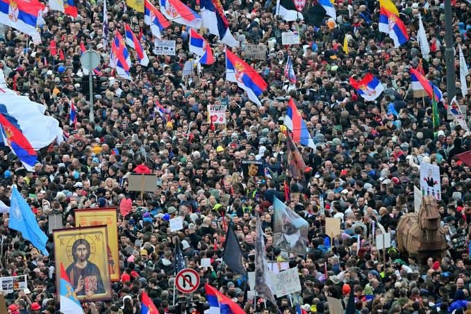 Dhjetëra Mijëra Studentë Zbarkojnë Në Beograd: Protesta Masive Kundër Korrupsionit, Vuçiç Refuzon Zgjedhjet