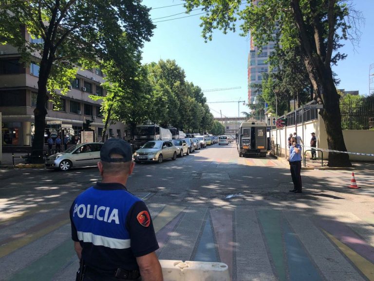 Rrugët Që Bllokohen Për Ndeshjen Shqipëri–Serbi/ Eskortë Policore Dhe Paralajmërim Me “Tolerancë Zero”