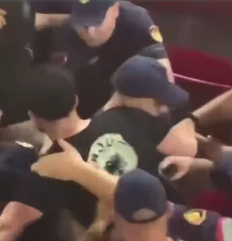 (VIDEO) Policia Nxjerr Tifozin Nga Stadiumi Sepse Mbante Simbolet E UÇK: “As Në Beograd Nuk Ndodh!”