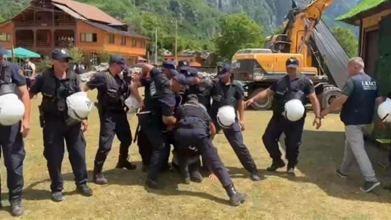 Përshkallëzimi i Tensionit në Theth: Molotov, Përplasje dhe Protesta Politike në Ditën e Gjashtë të Aksionit