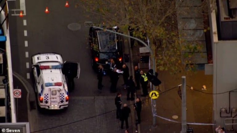 Melbourne Tronditet Nga Një Sulm Me Thikë Në Qendër Tregtare: Autori Thërret “Allahu Akbar”