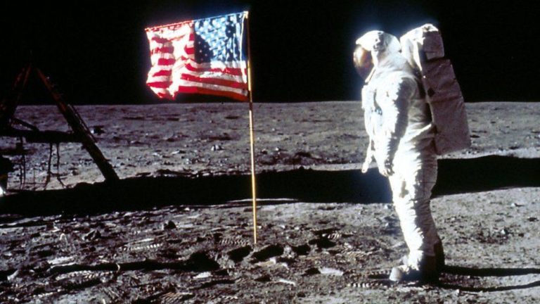 Buzz Aldrin “Pranon” Se Njeriu Nuk Shkoi Në Hënë? Videoja Që Rikthen Teoritë Konspirative