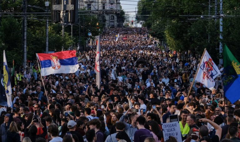 Serbët Lëkundin Vuçiqin, Shqiptarët Bëjnë Ramën “Mbret”