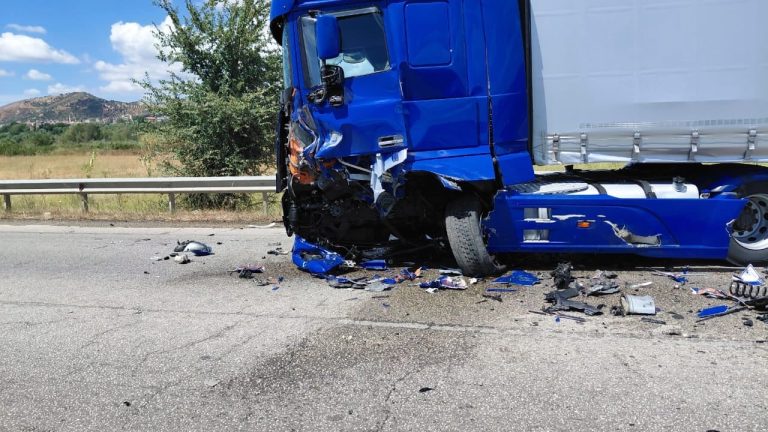 Dy të huaj në gjendje kritike pas një aksidenti të rëndë në aksin Peqin–Rrogozhinë