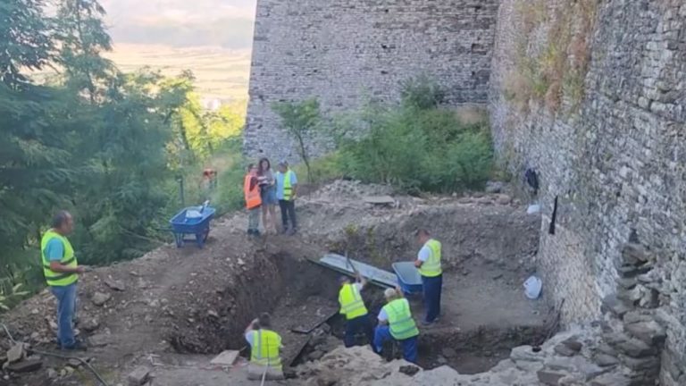 Zbulim I Rrallë Në Kalanë E Gjirokastrës: Skeleti I Një Kalorësi Dhe Kalit Të Tij Ngjall Mistere Historike