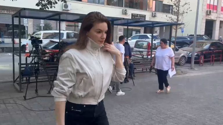 Ajola Xoxa Paraqitet Në SPAK: I Komunikohet Zyrtarisht Akuza Së Bashku Me Erion Veliajn