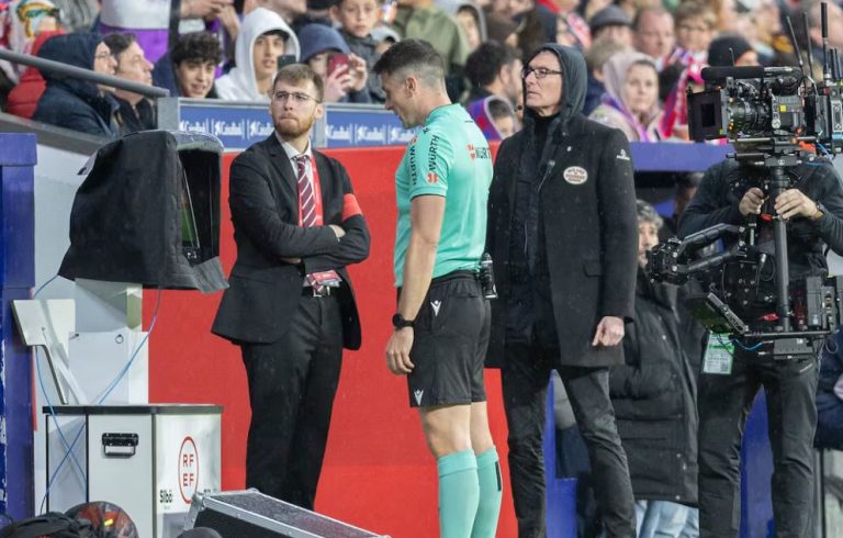 Futbolli Spanjoll Aplikon VAR-in “Low Cost”: Risi për Kategorinë e Tretë dhe Futbollin e Femrave