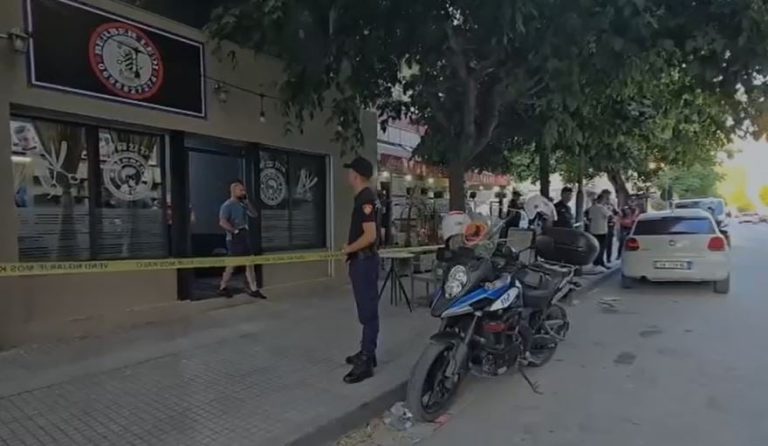 Zbardhet dinamika e plagosjes me thikë në Vlorë – Shkëmbor Skënderaj godet në kraharor Margarit Shakajn pas një konflikti të mëparshëm