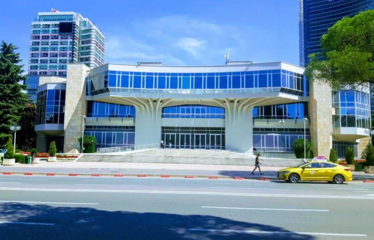 Pallati I Kongreseve Në Rrezik: E Shembin, Ndërtojnë Kulla, Dhe E Miratojnë Si “Modernizim”