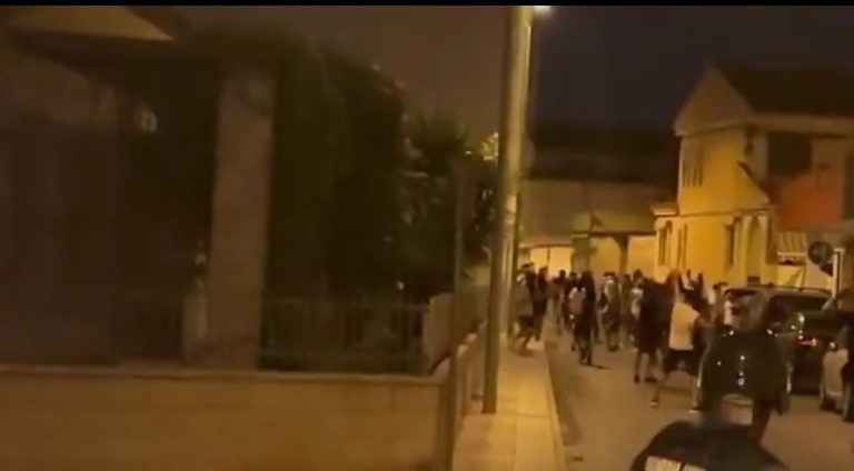 (VIDEO) Rrugët E Spanjës Nën Frikë: Banda Imigrantësh Nga Afrika E Veriut Patrullojnë Të Armatosur