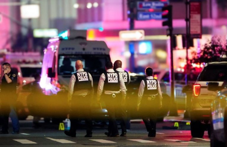 Të Shtëna Në Manhattan: 5 Viktima, Mes Tyre Një Oficer Policie