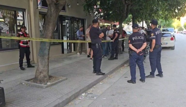 Sherr me thikë në berberhane në Vlorë, plagoset në zemër një 25-vjeçar – autori në kërkim