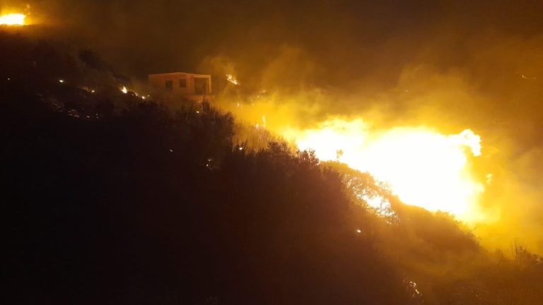 Zjarret Përfshijnë Fshatrat e Himarës: Evakuime në Sasaj, Vatra Aktive në Lukovë dhe Shën Vasil