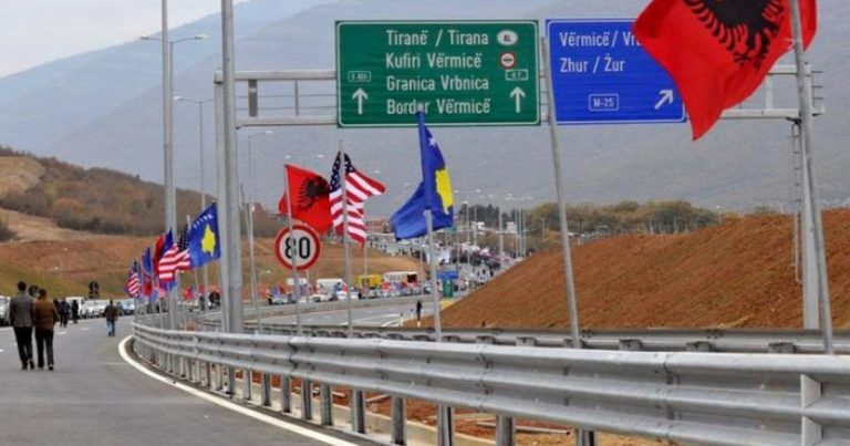 ‘Skenë filmash’ në kufi – Arratisje spektakolare në doganën mes Kosovës dhe Shqipërisë