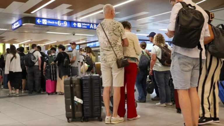 Skandal Në Barcelonë: Prindërit Braktisin Djalin 10-Vjeçar Në Aeroport Sepse I Skadoi Pasaporta