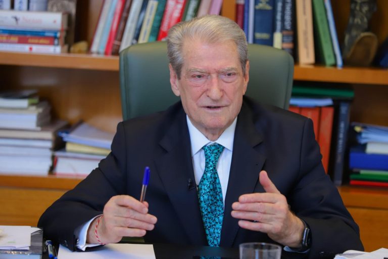 Berisha Sulmon Ramën Për Medaljet: “Tallje Me Zjarrfikësit, Duan Mjete Jo Dekorata”