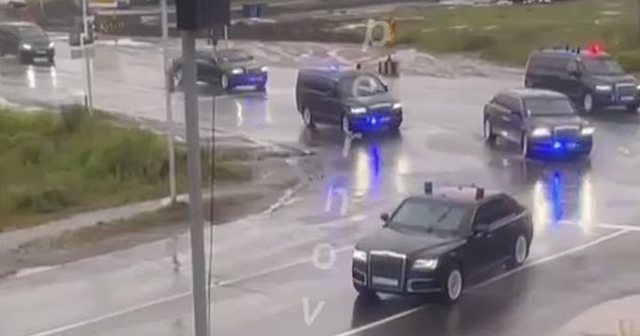 Putin Me Eskortë të Blinduar Drejt Samitit me Donald Trump në Alaskë
