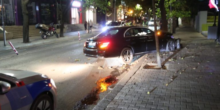 Aksident gjatë Natës në Bllok: Automjeti “Benz” Përplaset me Pemën dhe Përfundon mbi Trotuar