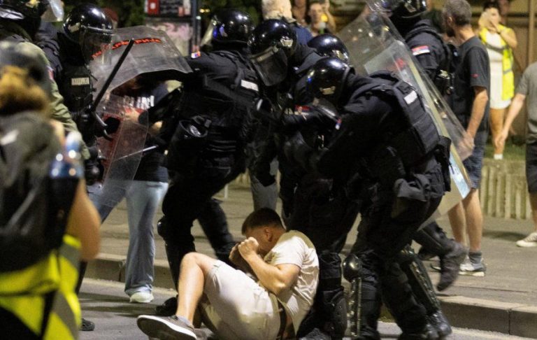 Përleshje Të Dhunshme Në Protestat Antiqeveritare Në Serbi – Dhjetëra Të Plagosur E Arrestuar