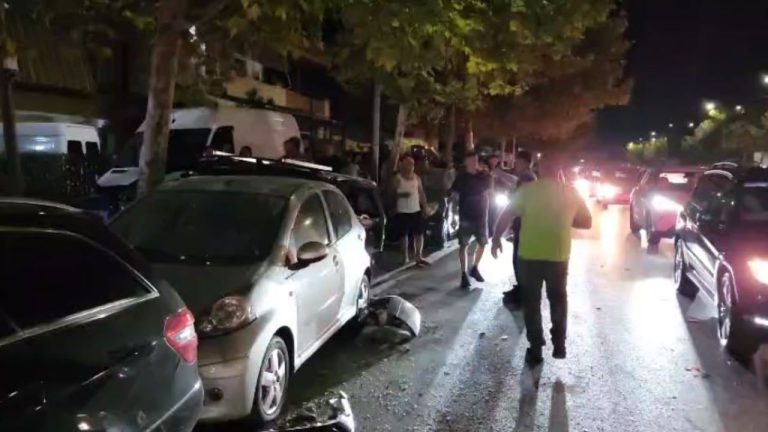 “Benz”-i përplaset me makinat e parkuara në Durrës, shoferi humbi kontrollin e mjetit