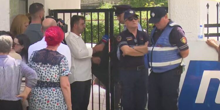 Policia Pengon Gazetarët E News24 Të Marrin Sendet Personale Dhe Dosjet E Punës