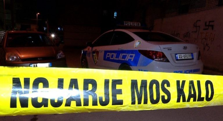 E Rëndë Në Berat: 57-Vjeçari Vritet Nga Plumbi I Shokut Teksa Ruante Misrin Nga Derri I Egër
