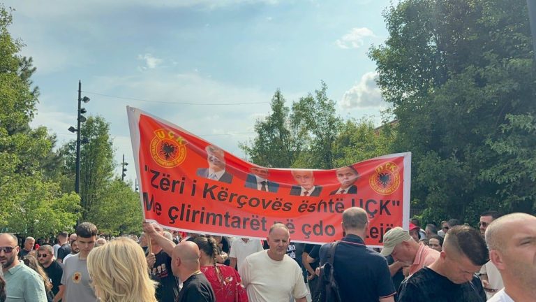Protestë Kundër Gjykatës Speciale në Prishtinë – “Në Mbrojtje Të UÇK-së Dhe Së Vërtetës”