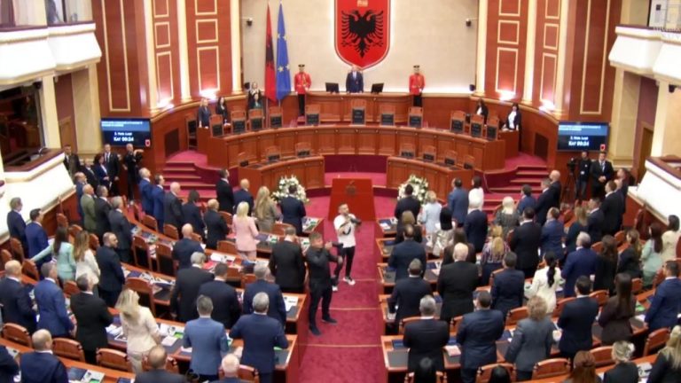 Kuvendi Hap Legjislaturën E Re Mes Ceremonialitetit E Refuzimeve, 72 Deputetë Të Rinj Në Sallë