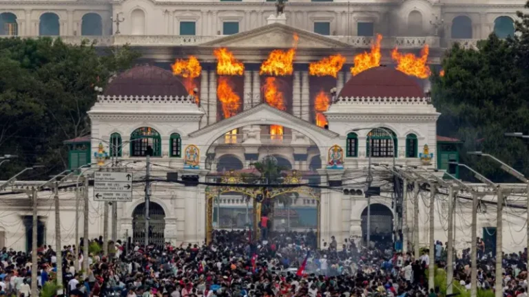 (VIDEO) Katmandu në Flakë: Protestuesit Djegin Parlamentin dhe Zyrën e Kryeministrit