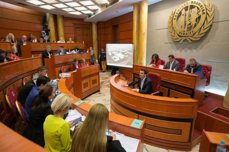 Erion Veliaj i ka orët e numëruara, Keshilli Bashkiak harton dokumentin e shkarkimit nga kryebashkiak i Tiranës