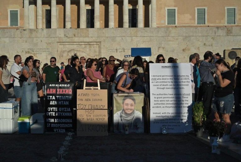 Humbi djalin në tragjedinë e Tempit, babai shqiptar në grevë urie përballë Parlamentit grek – Qindra Qytetarë I Bashkohen