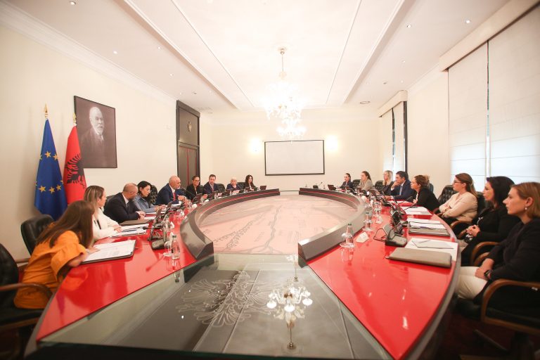 Skandali I Ri Në Kryeministri: Rikonstruksion Falas I Sallës Nga Një Kompani Private, Pyetjet Që Nuk Marrin Përgjigje