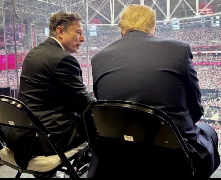 (VIDEO) Trump dhe Elon Musk ribashkohen në ceremoninë përkujtimore të Charlie Kirk