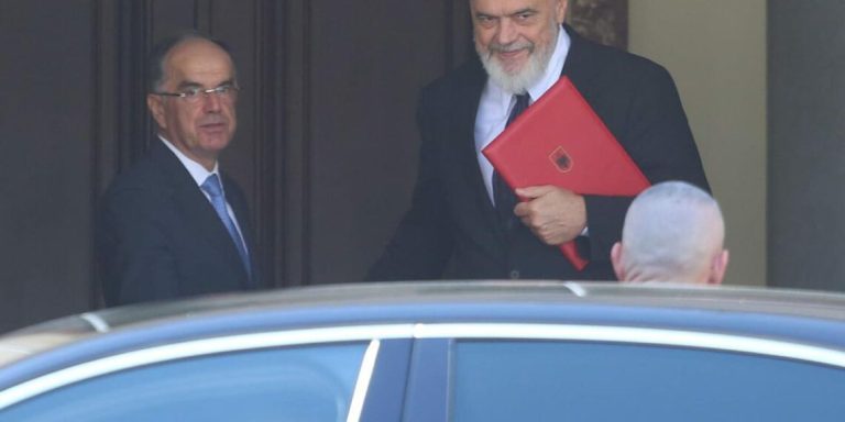 “Ushtar Bajromi” Firmos Dekretin Qesharak Për “Ministren Diella”