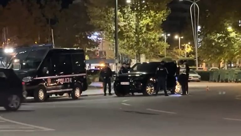 Aksion “Blic” në Vlorë pas aksidentit tragjik: Policia kontrollon makinat luksoze në zonën e Skelës Aksion “Blic” në Vlorë pas aksidentit tragjik: Policia kontrollon makinat luksoze në zonën e Skelës