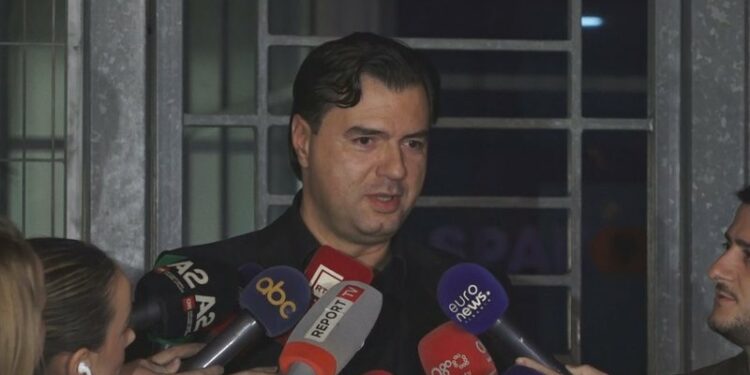 “E Di Që Ju Ka Marrë Malli” — Lulzim Basha Flet Pas Daljes Nga SPAK “E Di Që Ju Ka Marrë Malli” — Lulzim Basha Flet Pas Daljes Nga SPAK