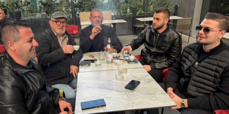 Tom Doshi përgënjeshtron Berishën: “Jam në Tiranë, po pi kafe, jo i arratisur”