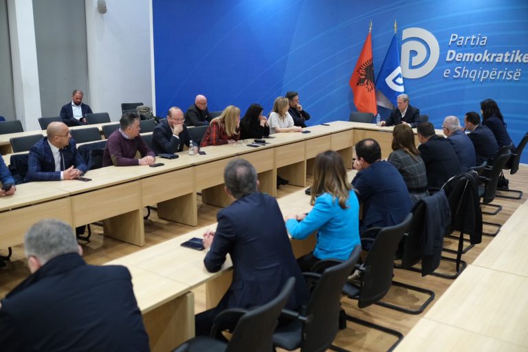 Berisha “shumon” partitë parlamentare, opozita përfiton nga skema e fondeve dhe grupeve në Kuvend