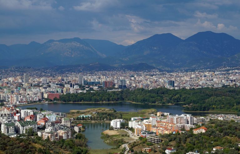 Kriza e Strehimit në Tiranë/ Për të Blerë Një Apartament Duhen 19 Vjet – Rekord në Europë