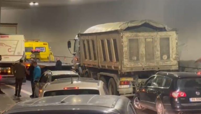 Defekti i Trailerit Parandalon Qarkullimin: Tuneli i Unazës Veriore Bllokohet për Orë të Tëra