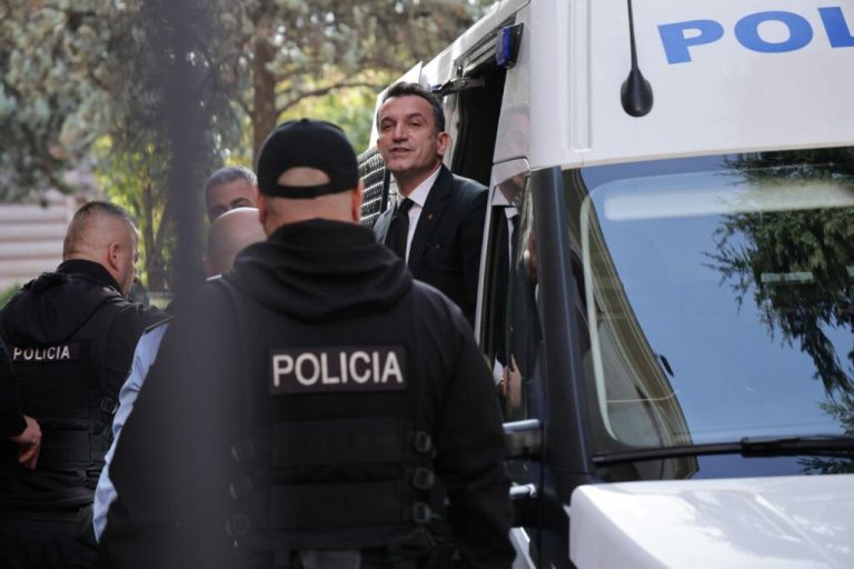 PAMJET/ Erion Veliaj Futet Në Gjykatë Nga Hyrja e Pasme PAMJET/ Erion Veliaj Futet Në Gjykatë Nga Hyrja e Pasme