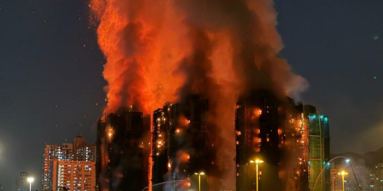 Pamje Dramatike në Hong Kong: Zjarri Shkatërron Bllokun Gjigant me 2 Mijë Apartamente