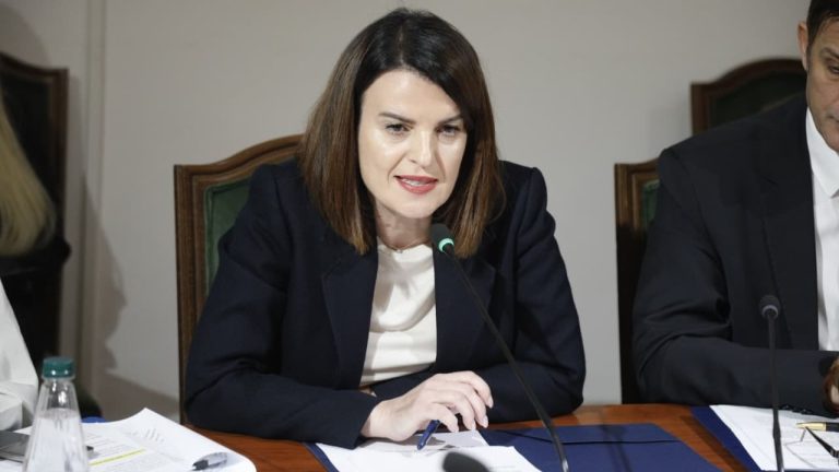 Mbi 1 Mijë Aksidente Me Monopatina/ Ministrja Koçiu: Pezullim I Përkohshëm, Po Përgatisim Ligj Të Ri Për Sigurinë Rrugore