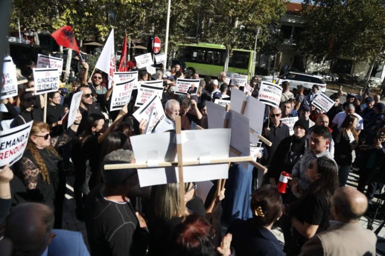“Shqiptarët Nuk Janë Kavje” – Protestë Para Kuvendit Kundër Projektligjit Për Barazinë Gjinore