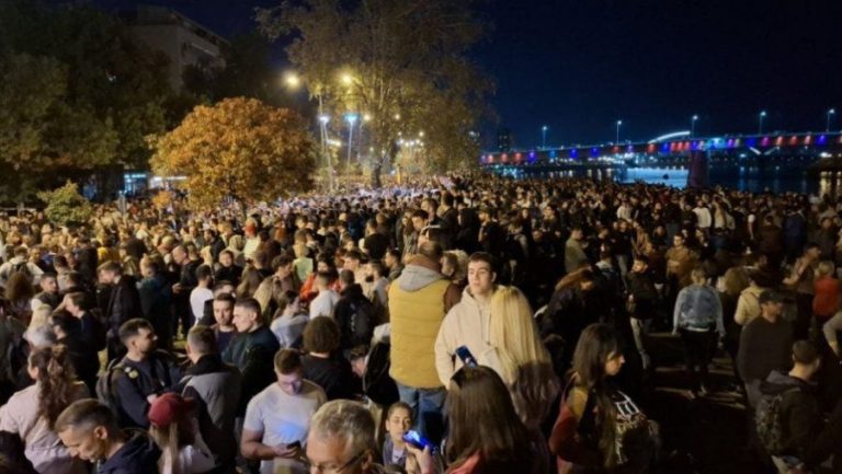 Novi Sadi Në Zi Dhe Revoltë: 39 Mijë Serbë Në Protestë Kundër Vuçiç, Një Vit Pas Tragjedisë Së Stacionit Hekurudhor