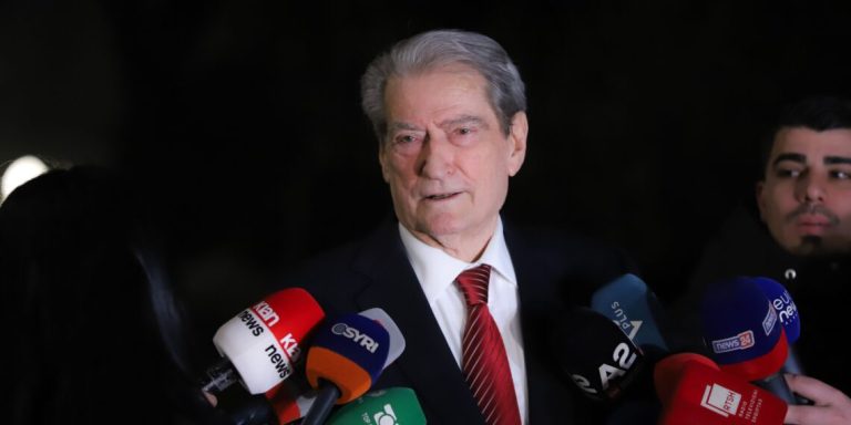 Berisha I Kërkon Falje Gonzatos, Por Mbron Deklaratën: “Vetë Tha Se Jeton Me Një Burrë”